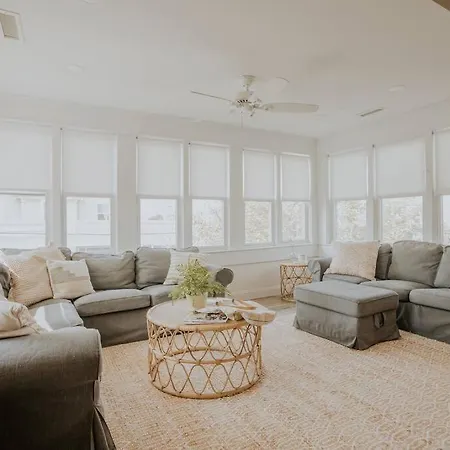 Coastal Elegance Close To Beach & Downtown